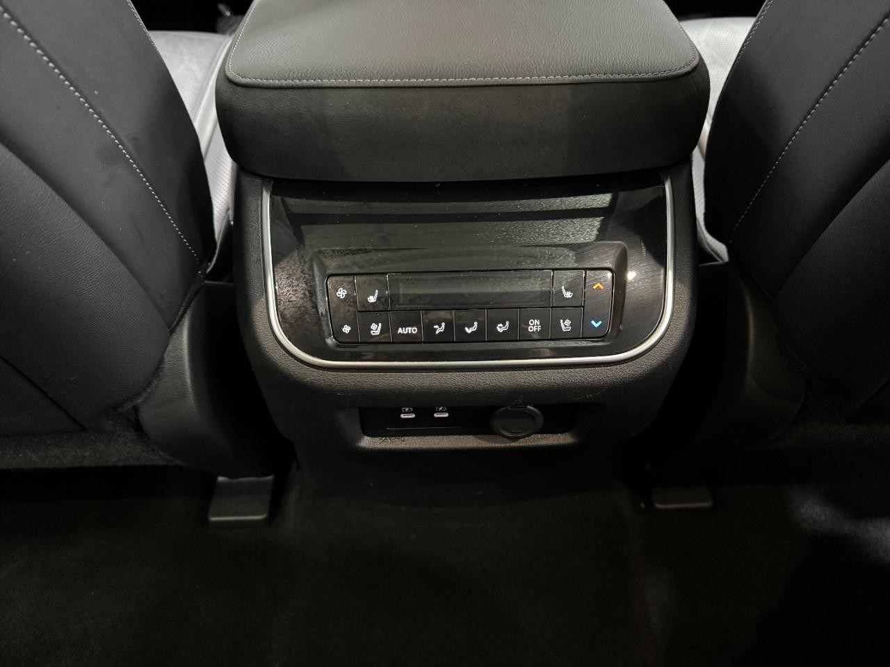 INFINITI QX80 Vehicle Full-screen Gallery Image 13