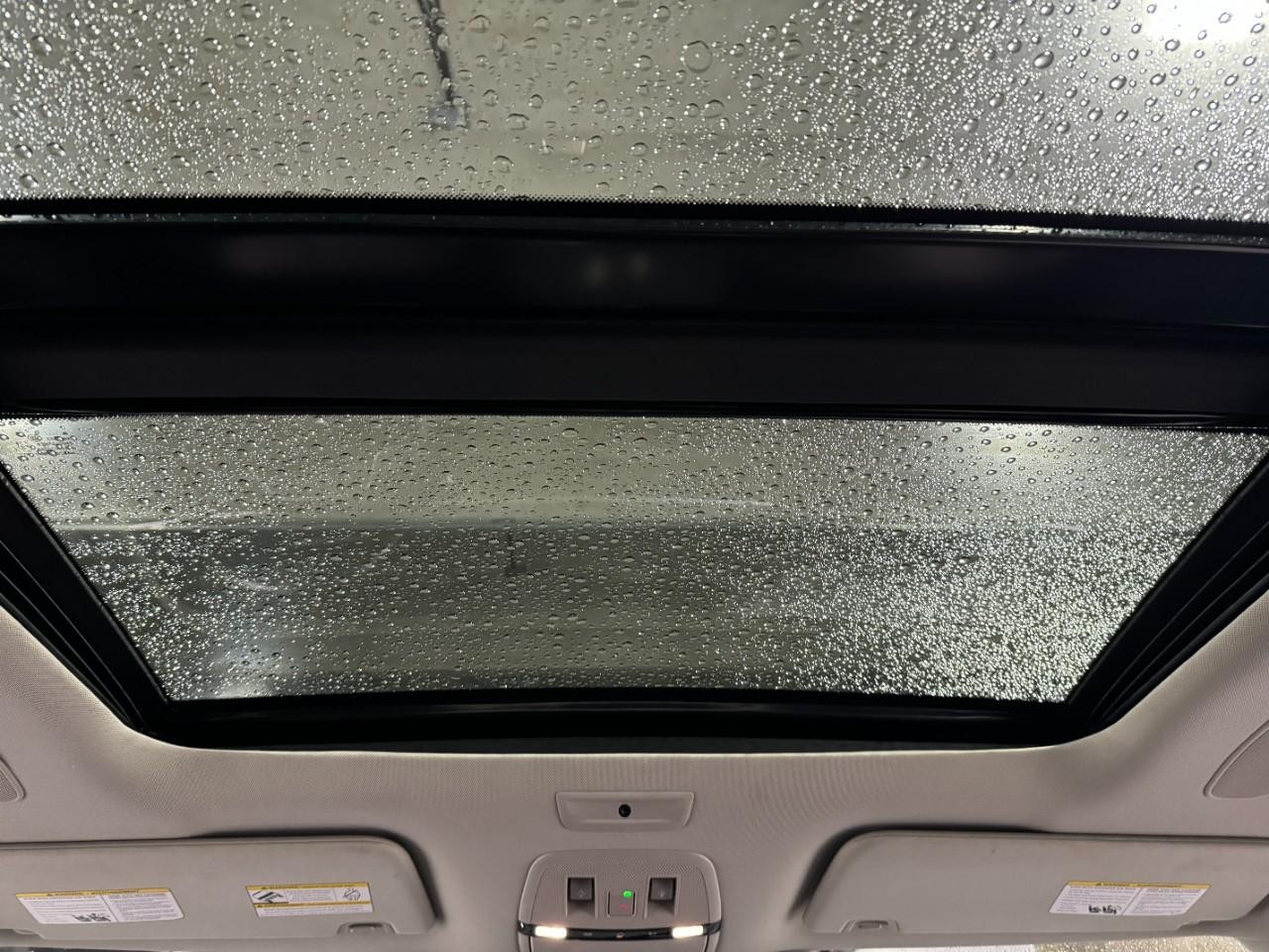 INFINITI QX80 Vehicle Full-screen Gallery Image 14