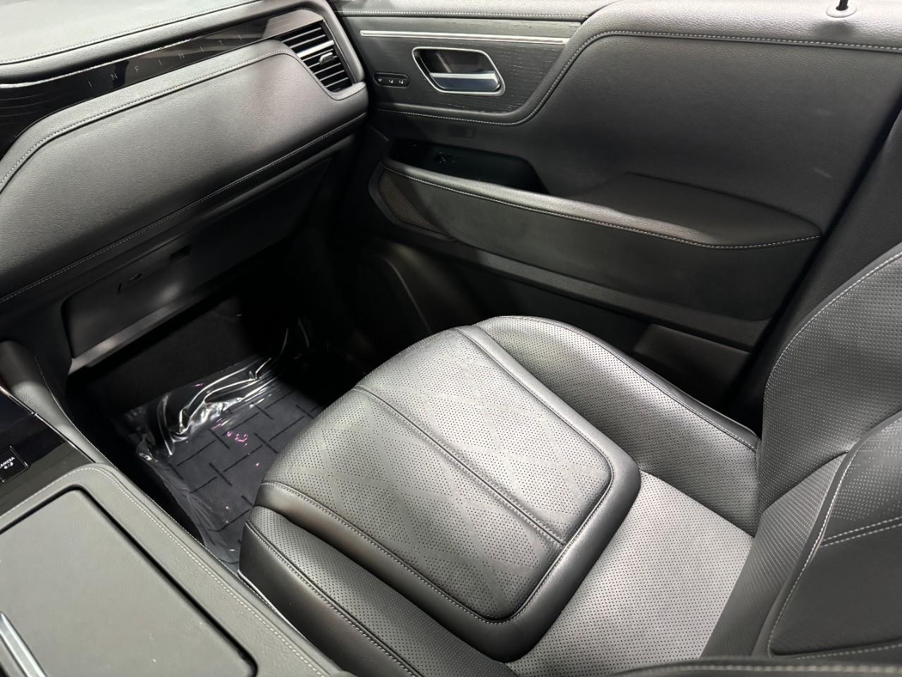 INFINITI QX80 Vehicle Full-screen Gallery Image 19