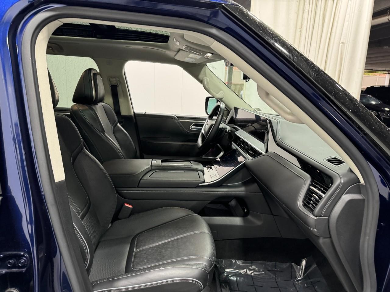 INFINITI QX80 Vehicle Full-screen Gallery Image 20