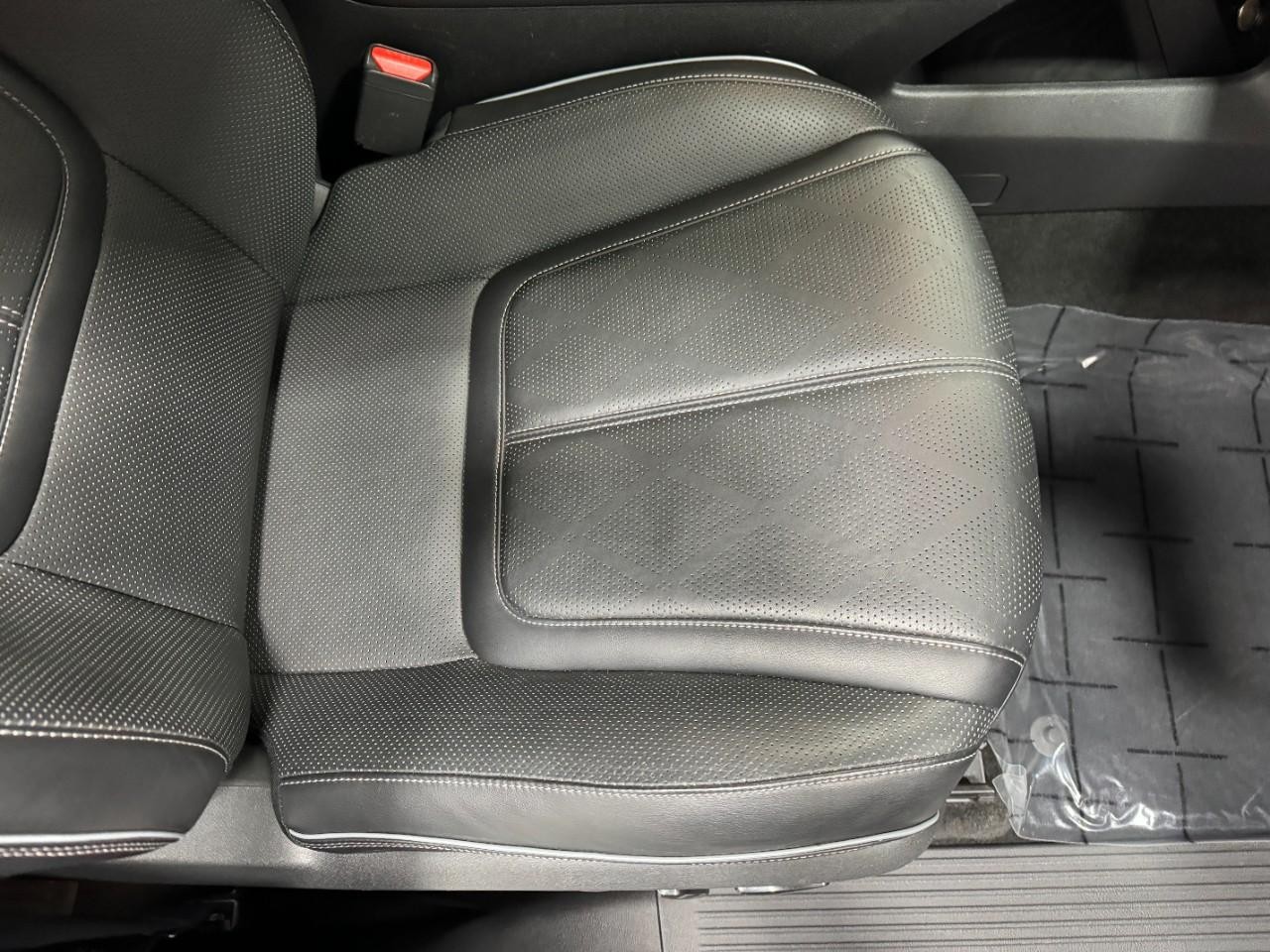 INFINITI QX80 Vehicle Full-screen Gallery Image 21