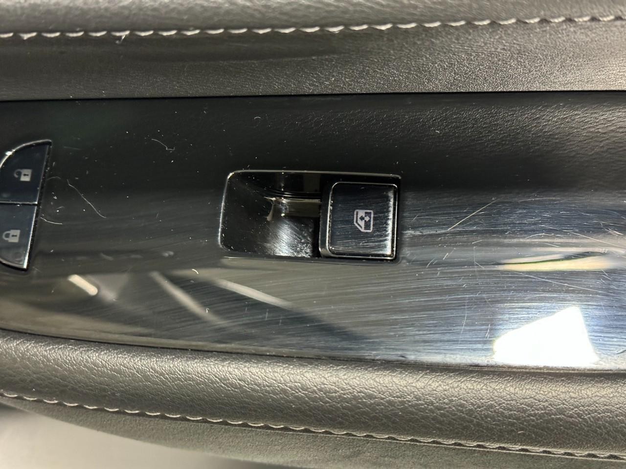 INFINITI QX80 Vehicle Full-screen Gallery Image 24