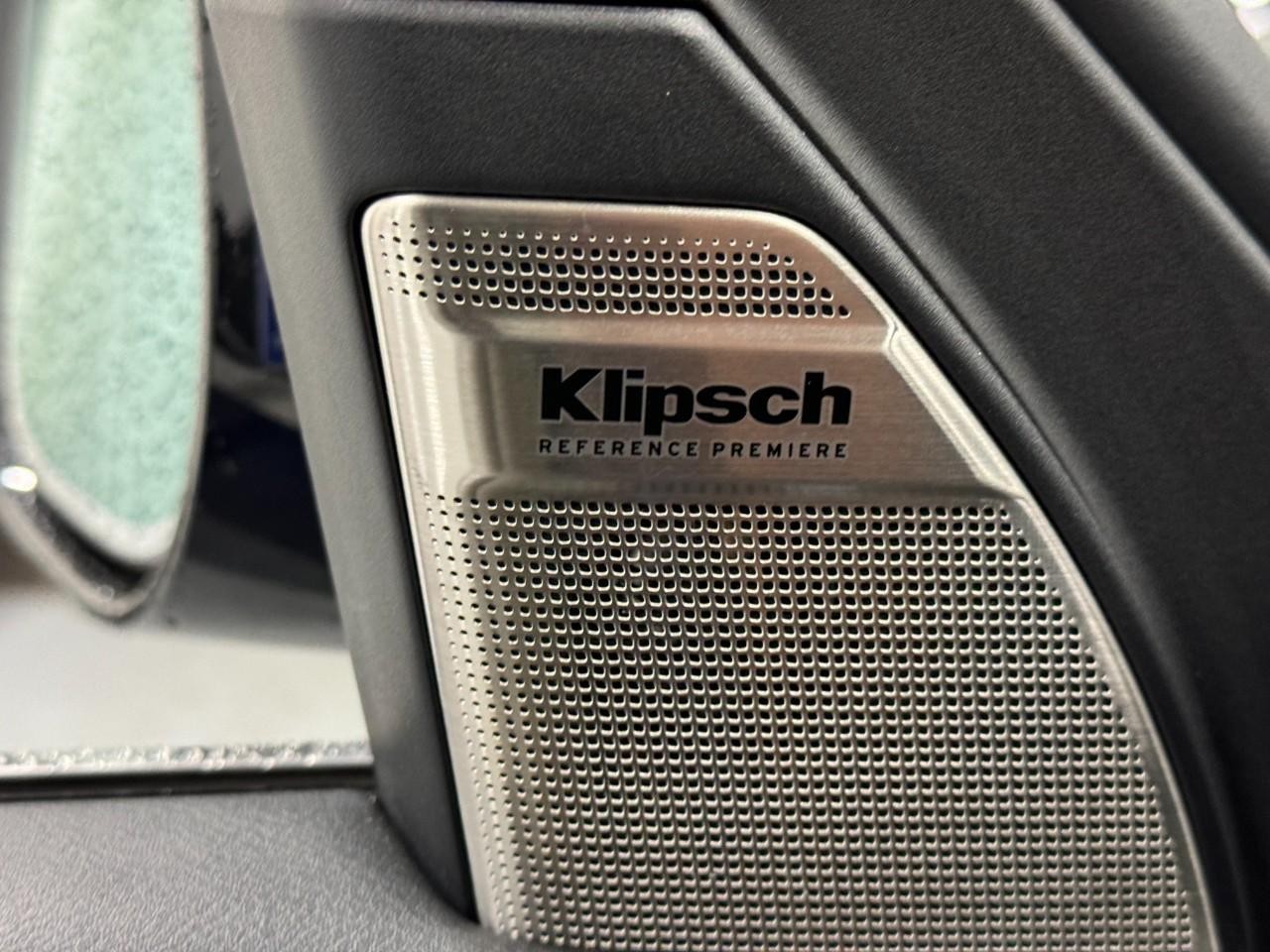 INFINITI QX80 Vehicle Full-screen Gallery Image 25