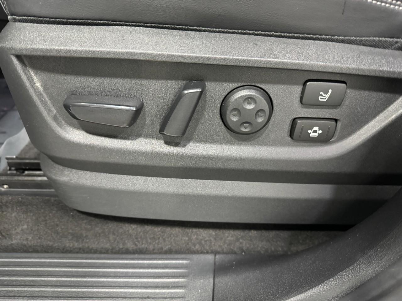 INFINITI QX80 Vehicle Full-screen Gallery Image 30