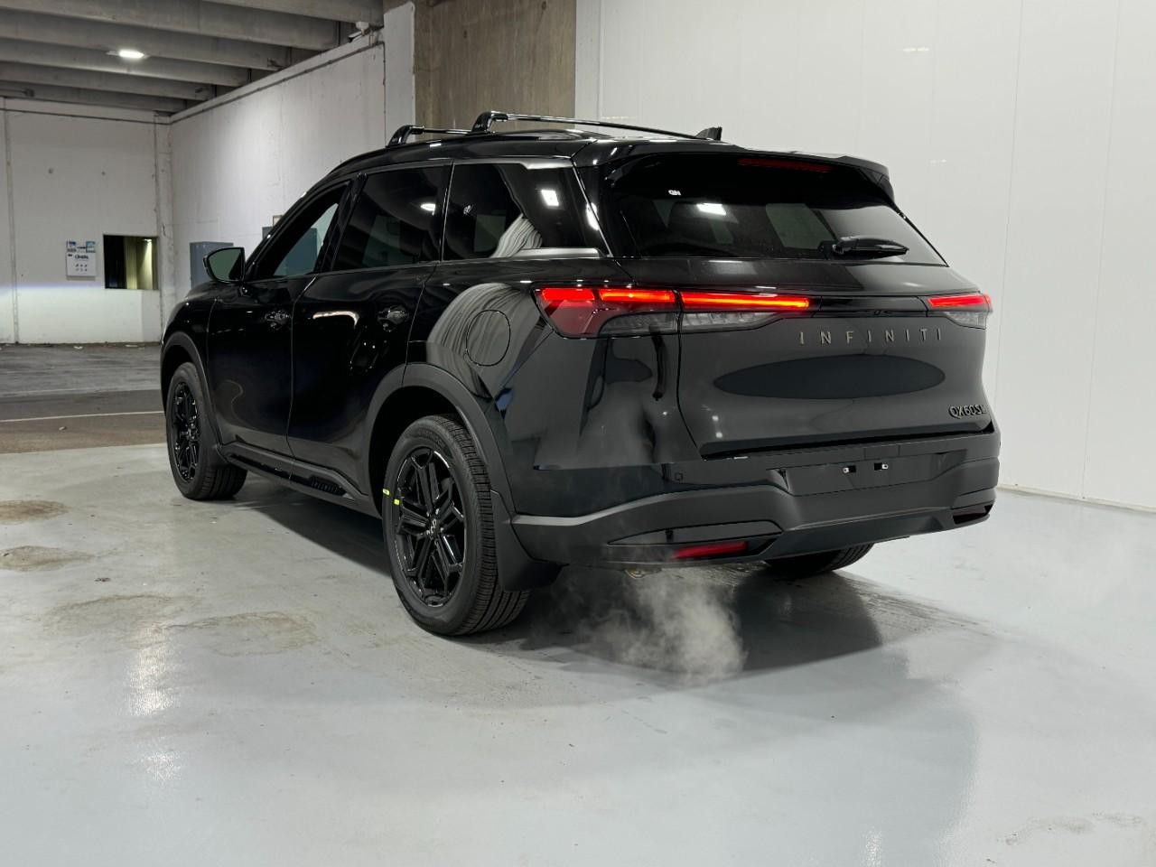 INFINITI QX60 Vehicle Full-screen Gallery Image 3