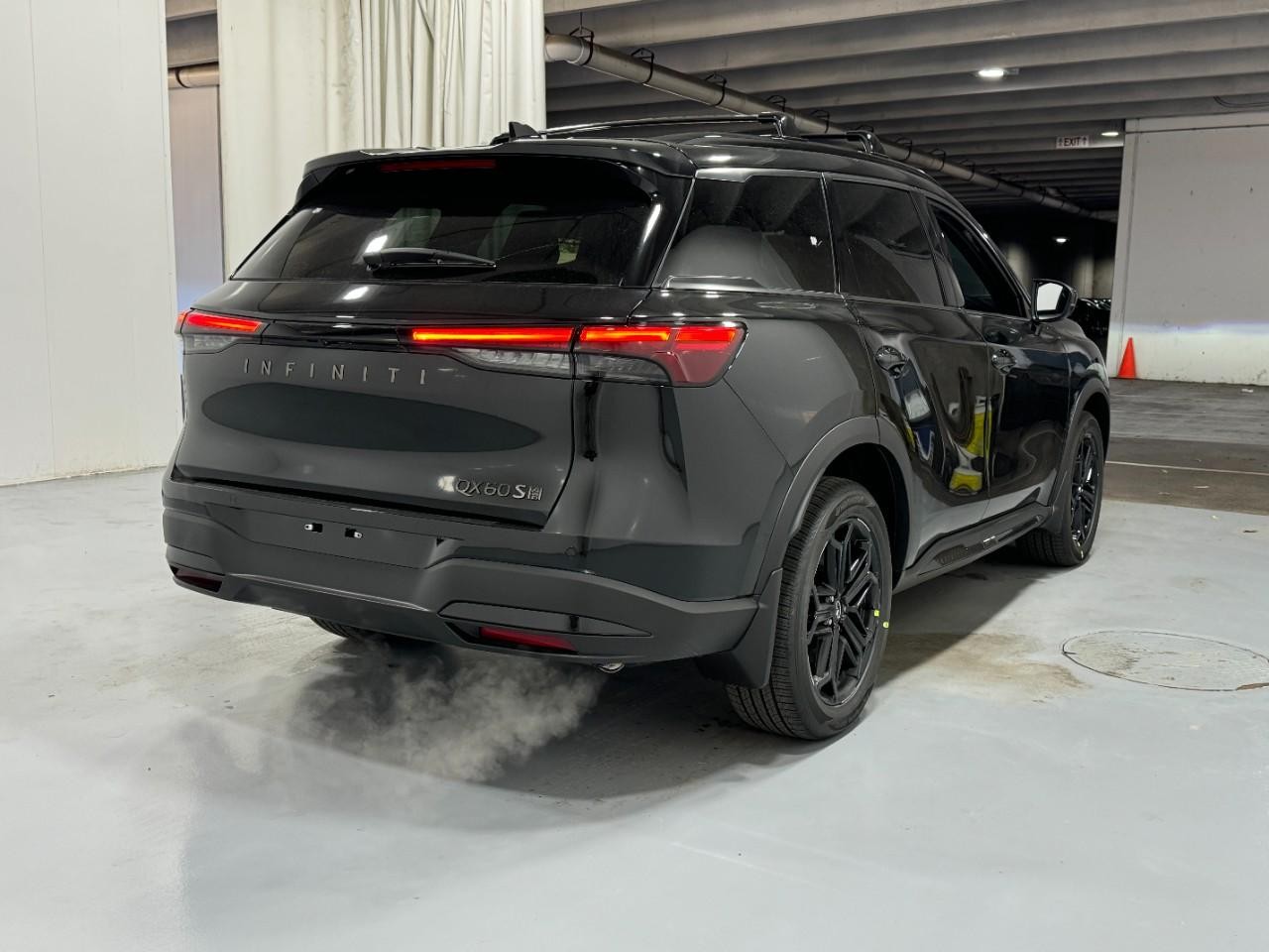 INFINITI QX60 Vehicle Full-screen Gallery Image 4