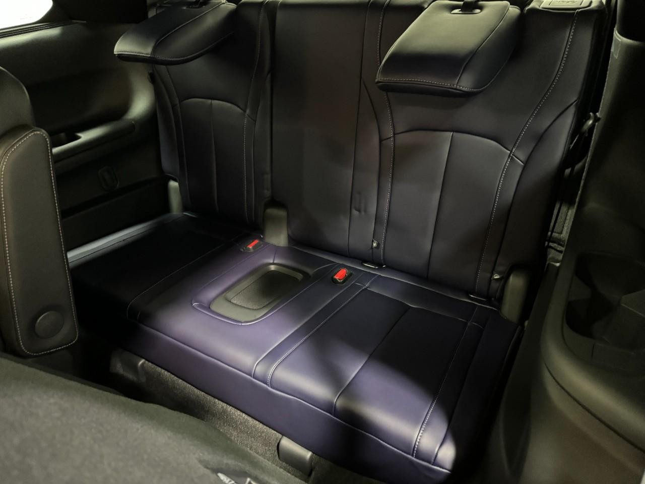 INFINITI QX60 Vehicle Full-screen Gallery Image 8