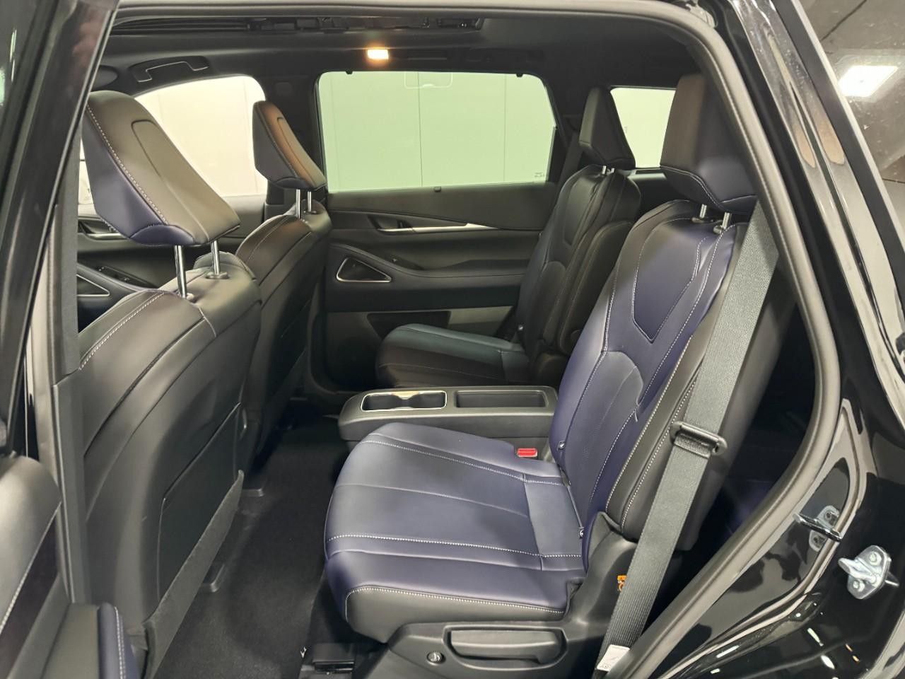 INFINITI QX60 Vehicle Full-screen Gallery Image 9