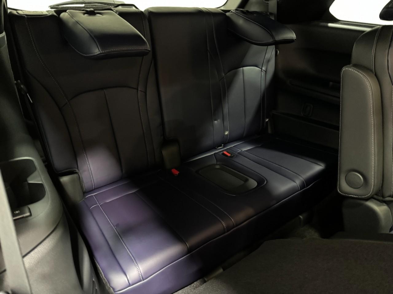 INFINITI QX60 Vehicle Full-screen Gallery Image 11