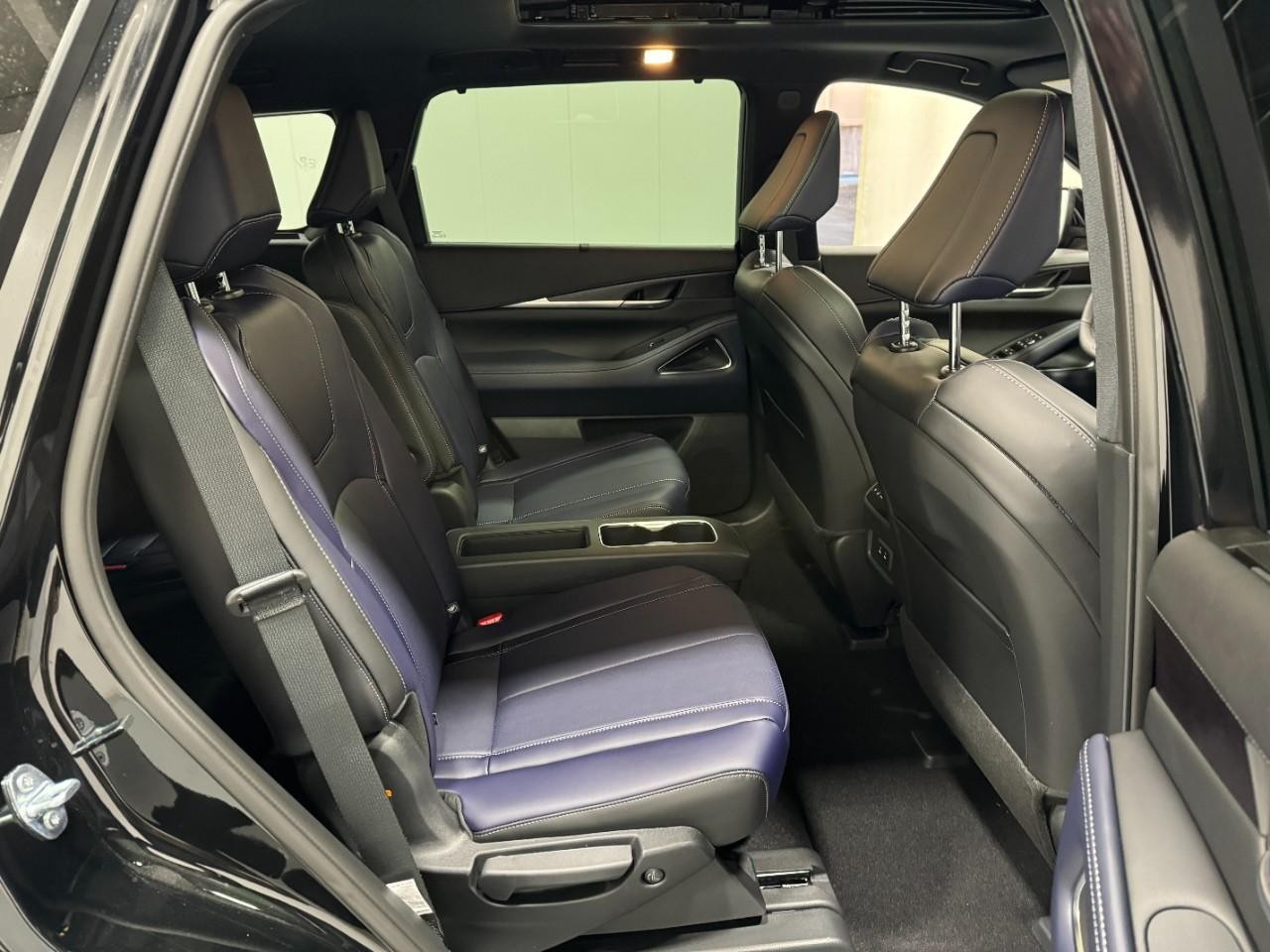 INFINITI QX60 Vehicle Full-screen Gallery Image 12