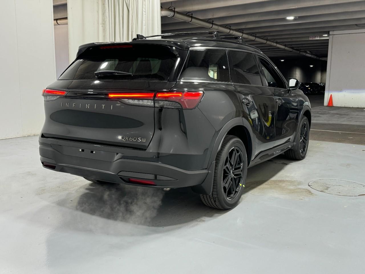 INFINITI QX60 Vehicle Full-screen Gallery Image 4