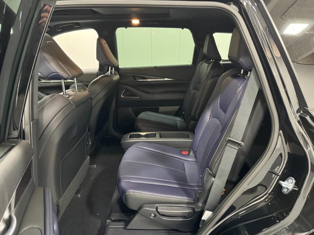 INFINITI QX60 Vehicle Full-screen Gallery Image 9