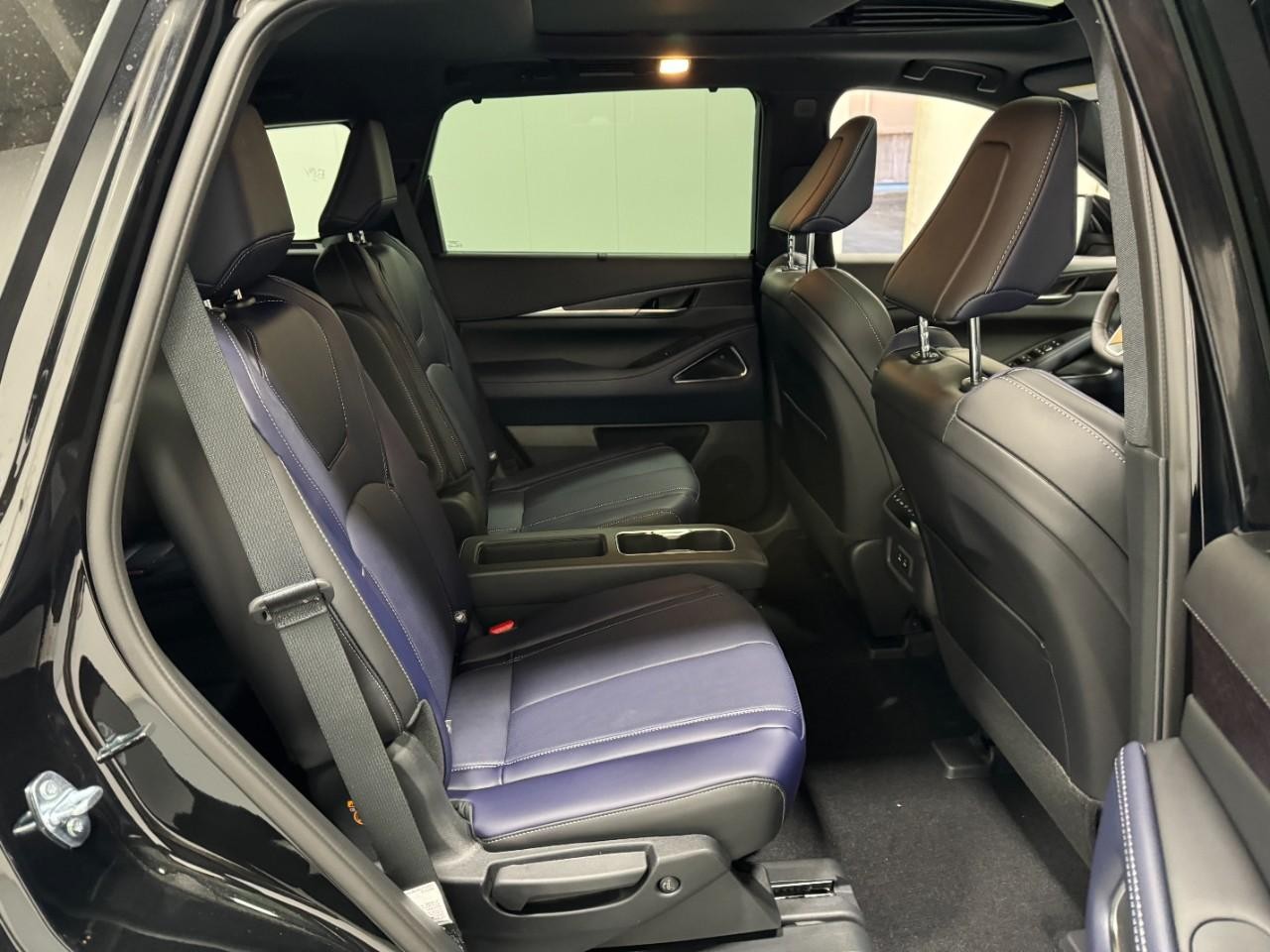 INFINITI QX60 Vehicle Full-screen Gallery Image 12