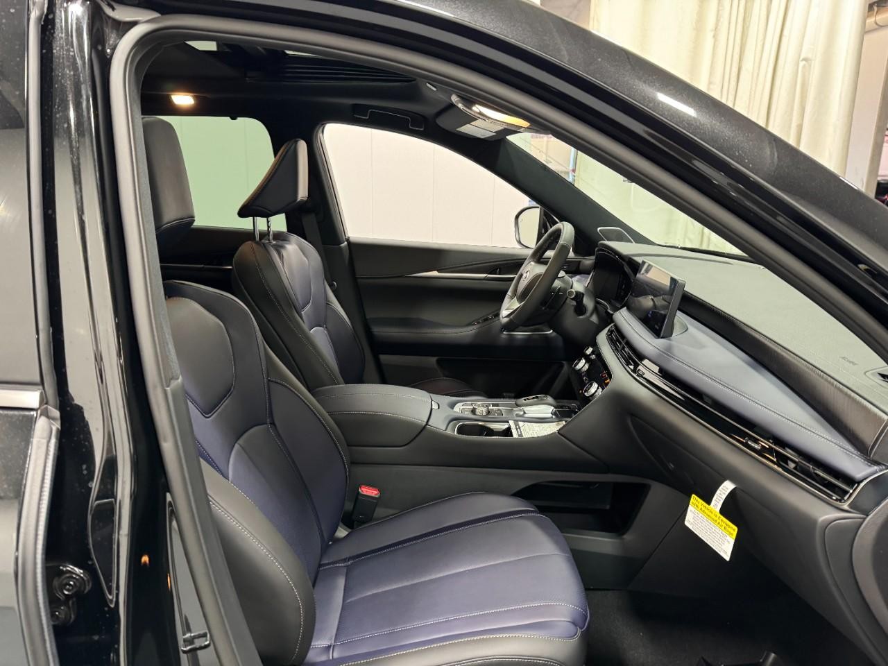 INFINITI QX60 Vehicle Full-screen Gallery Image 21