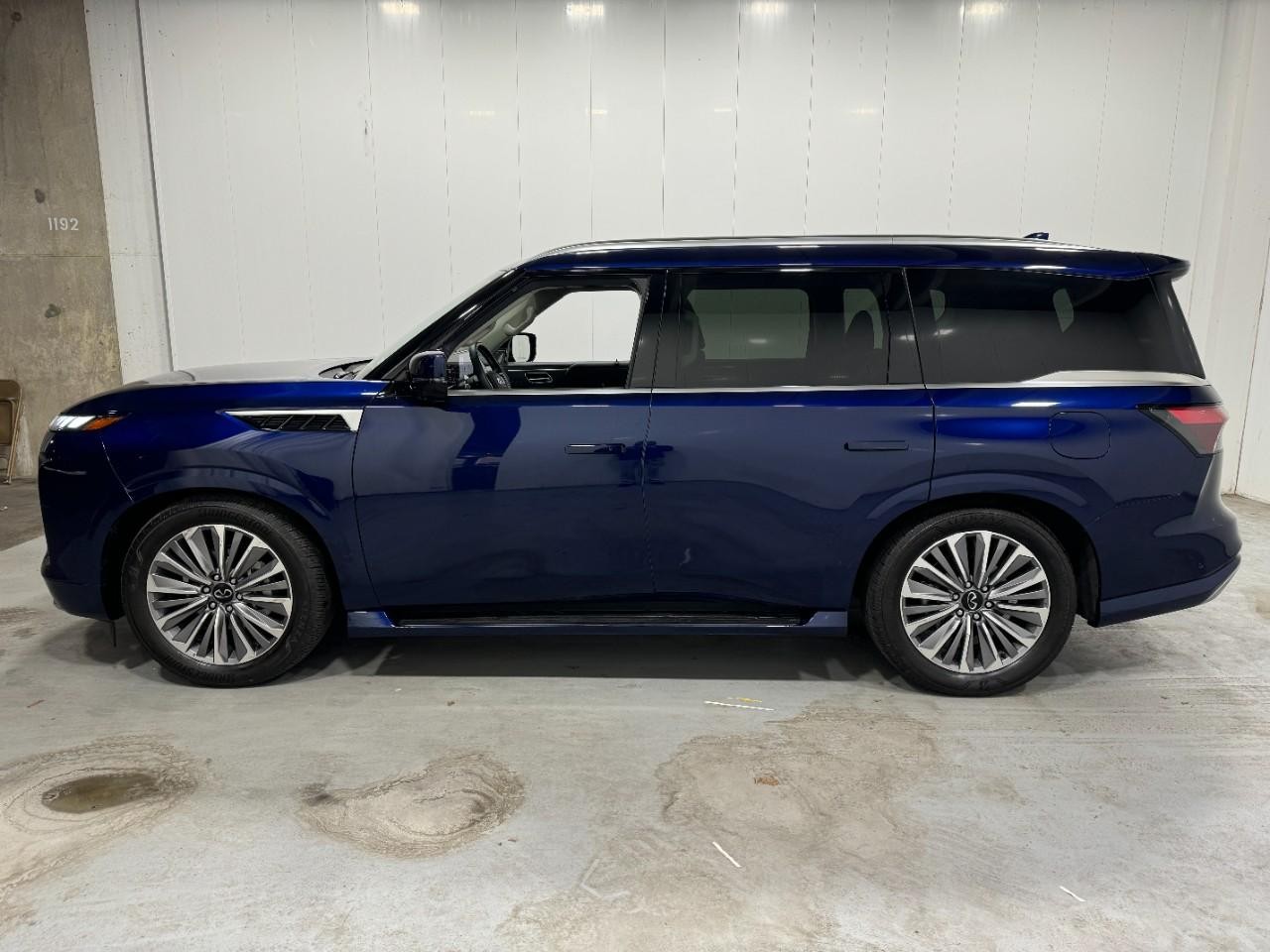 INFINITI QX80 Vehicle Full-screen Gallery Image 2