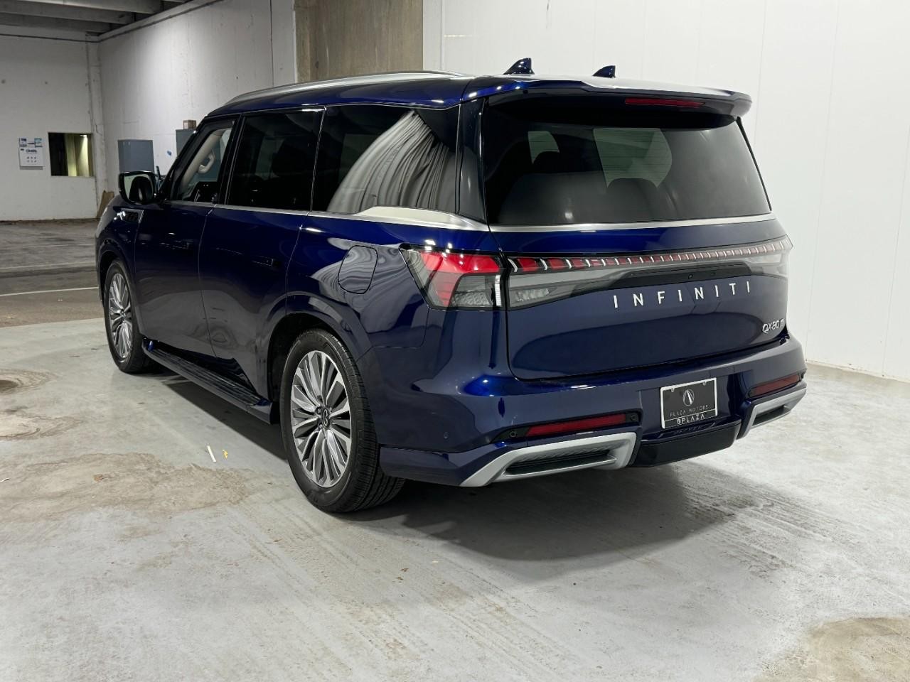 INFINITI QX80 Vehicle Full-screen Gallery Image 3