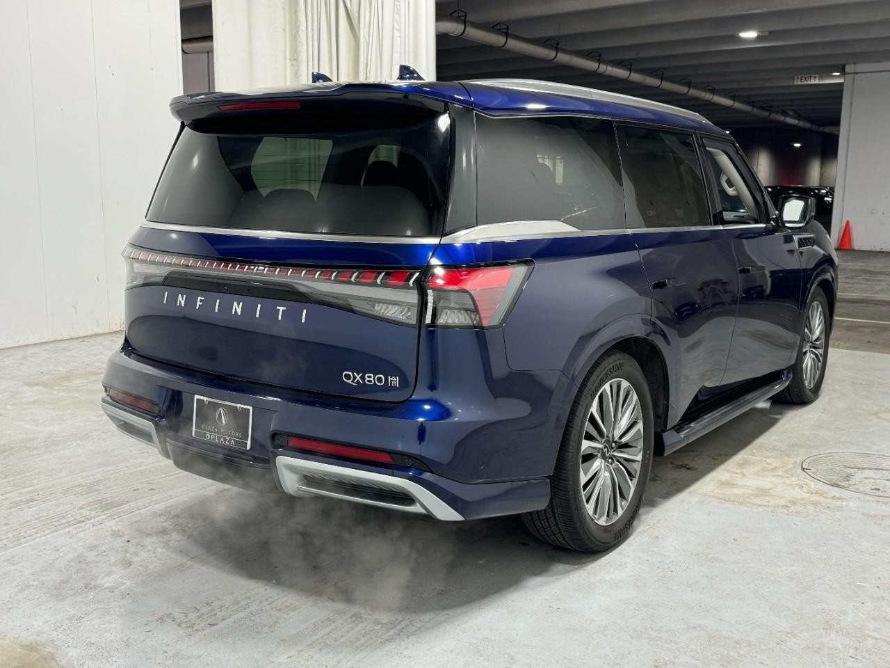 INFINITI QX80 Vehicle Full-screen Gallery Image 4