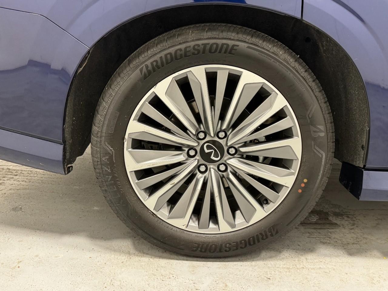 INFINITI QX80 Vehicle Full-screen Gallery Image 5