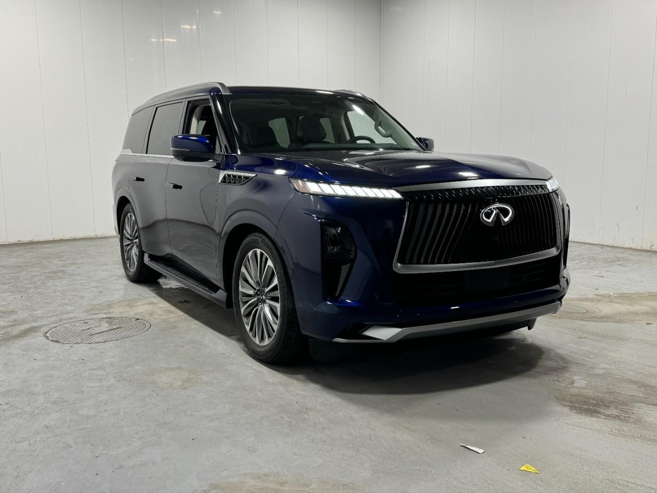 INFINITI QX80 Vehicle Full-screen Gallery Image 6