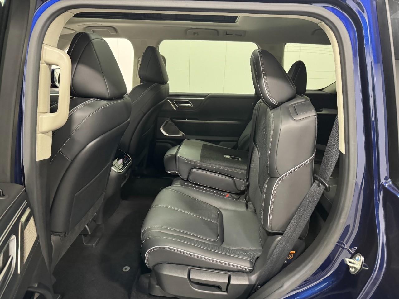 INFINITI QX80 Vehicle Full-screen Gallery Image 9