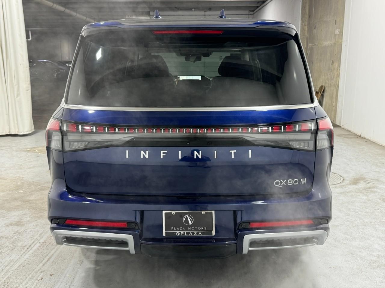 INFINITI QX80 Vehicle Full-screen Gallery Image 10