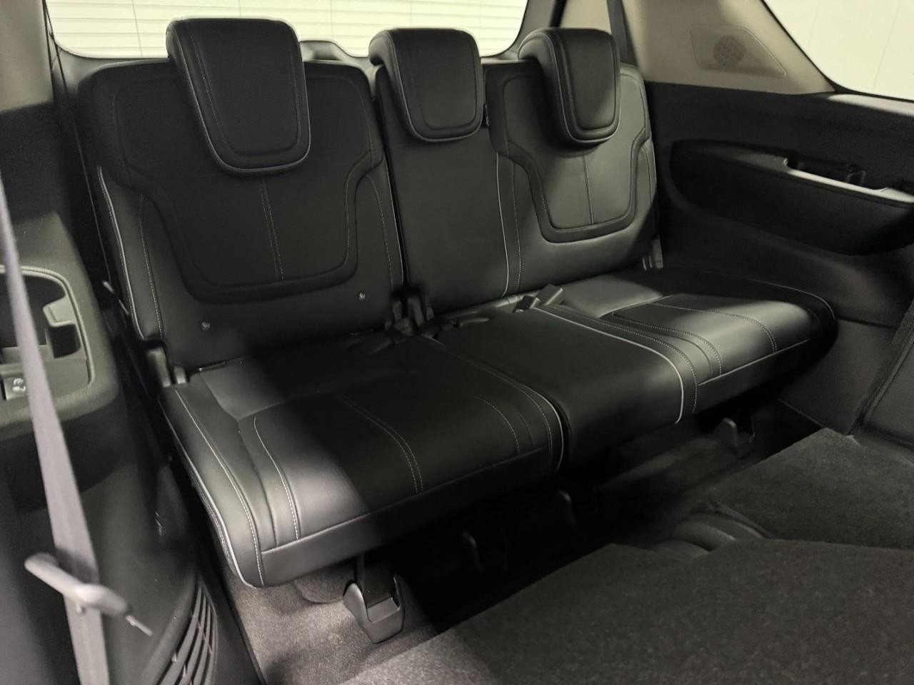 INFINITI QX80 Vehicle Full-screen Gallery Image 11