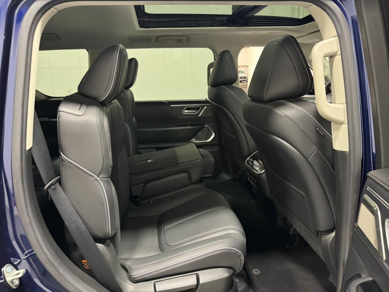 INFINITI QX80 Vehicle Full-screen Gallery Image 12