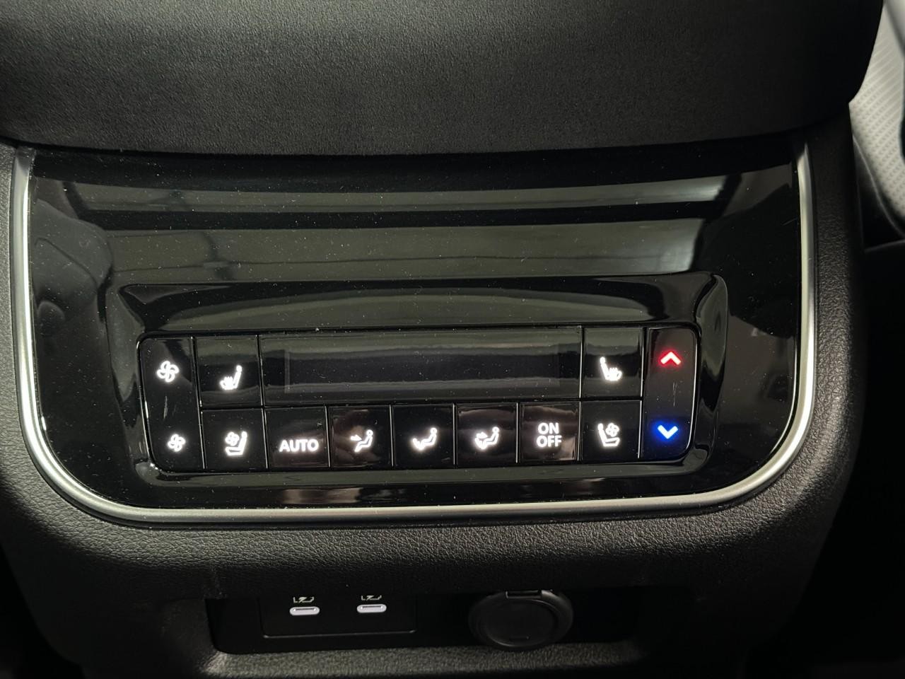 INFINITI QX80 Vehicle Full-screen Gallery Image 13