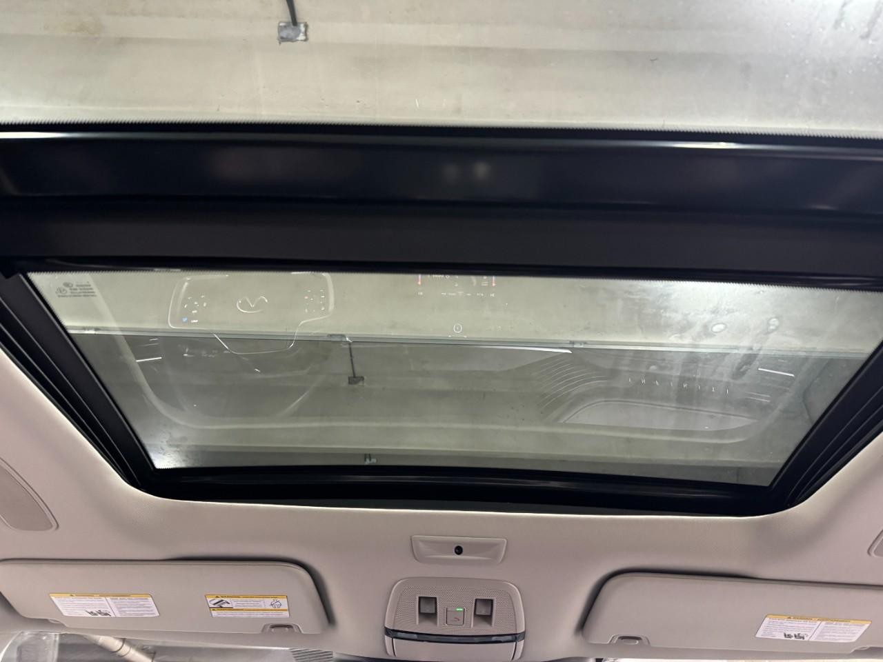 INFINITI QX80 Vehicle Full-screen Gallery Image 14