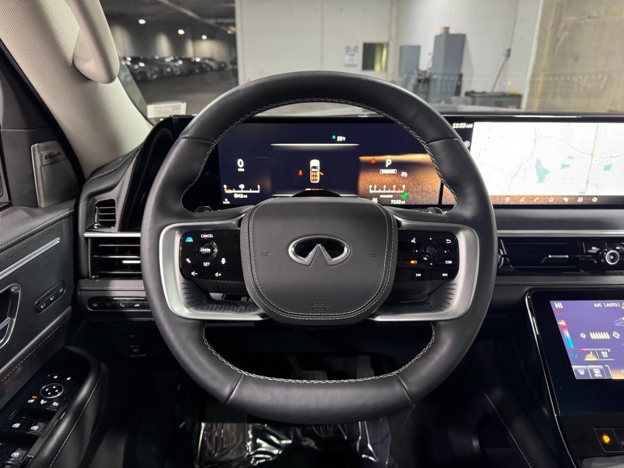 INFINITI QX80 Vehicle Full-screen Gallery Image 16