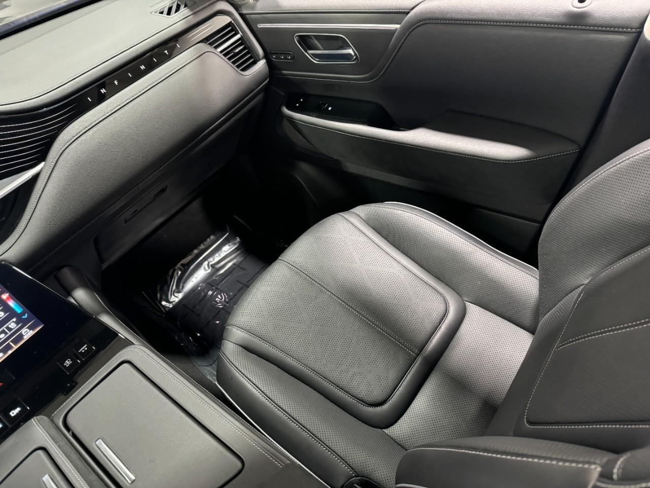 INFINITI QX80 Vehicle Full-screen Gallery Image 19