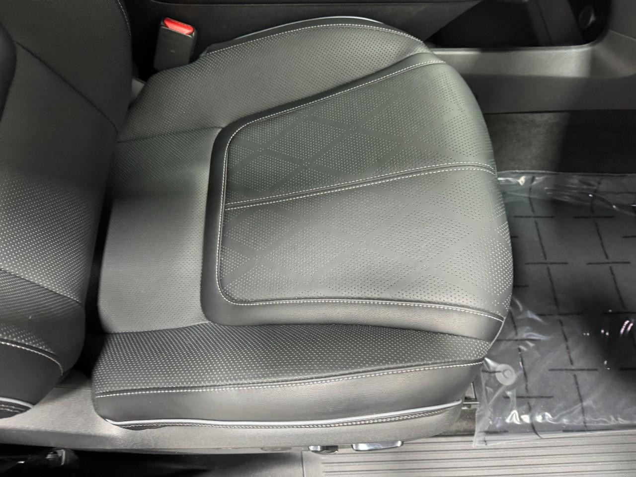 INFINITI QX80 Vehicle Full-screen Gallery Image 21