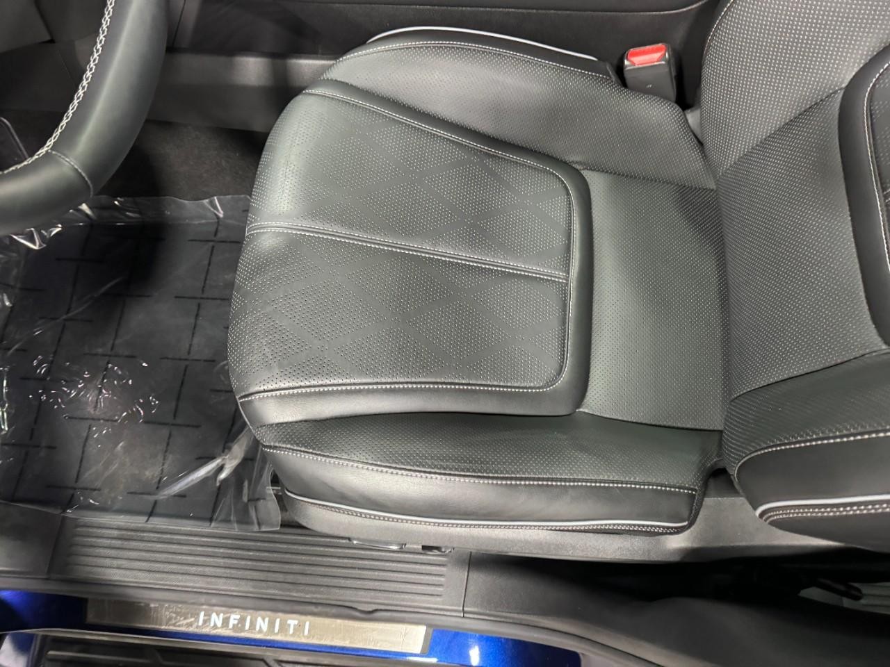 INFINITI QX80 Vehicle Full-screen Gallery Image 29