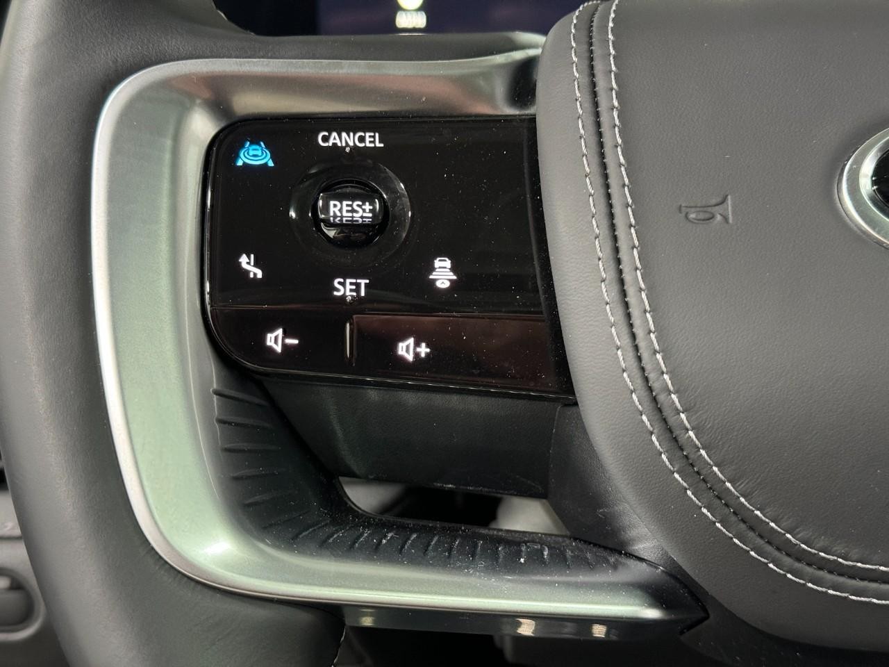 INFINITI QX80 Vehicle Full-screen Gallery Image 32