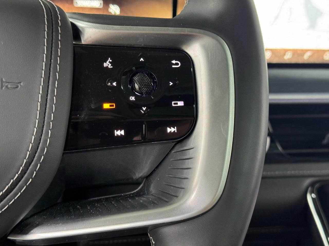 INFINITI QX80 Vehicle Full-screen Gallery Image 33