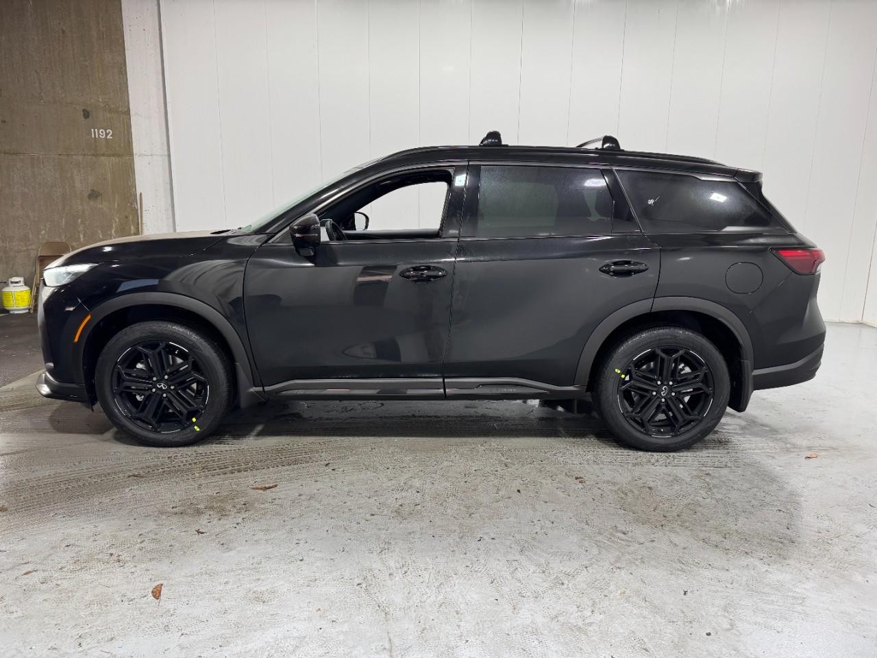 INFINITI QX60 Vehicle Full-screen Gallery Image 2