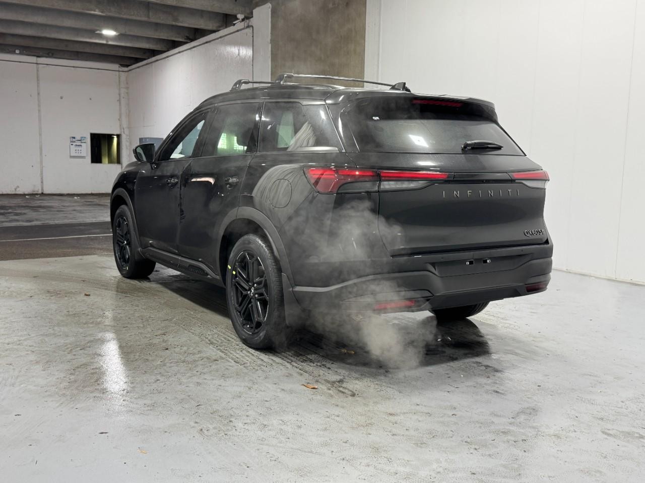 INFINITI QX60 Vehicle Full-screen Gallery Image 3