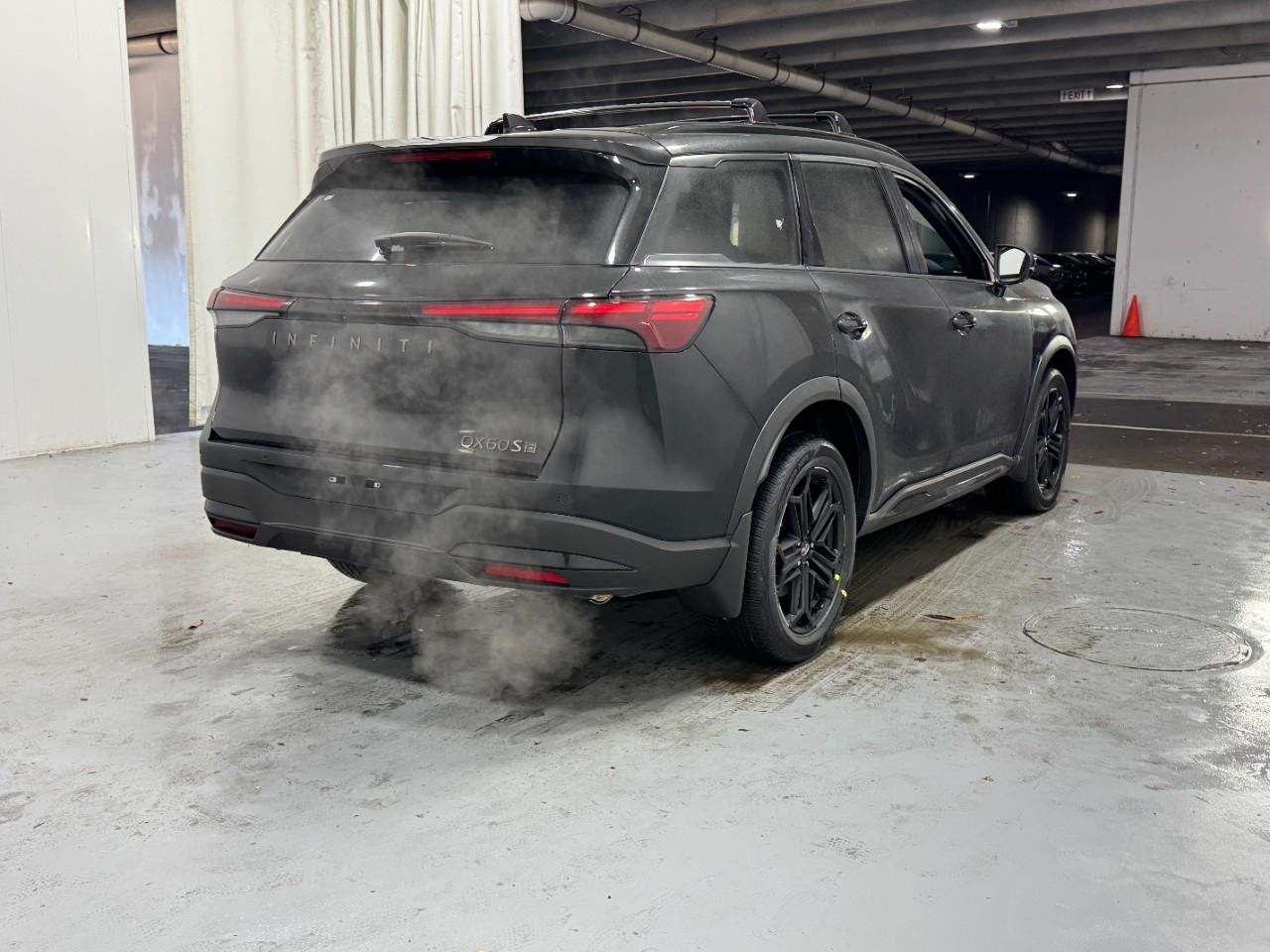 INFINITI QX60 Vehicle Full-screen Gallery Image 4