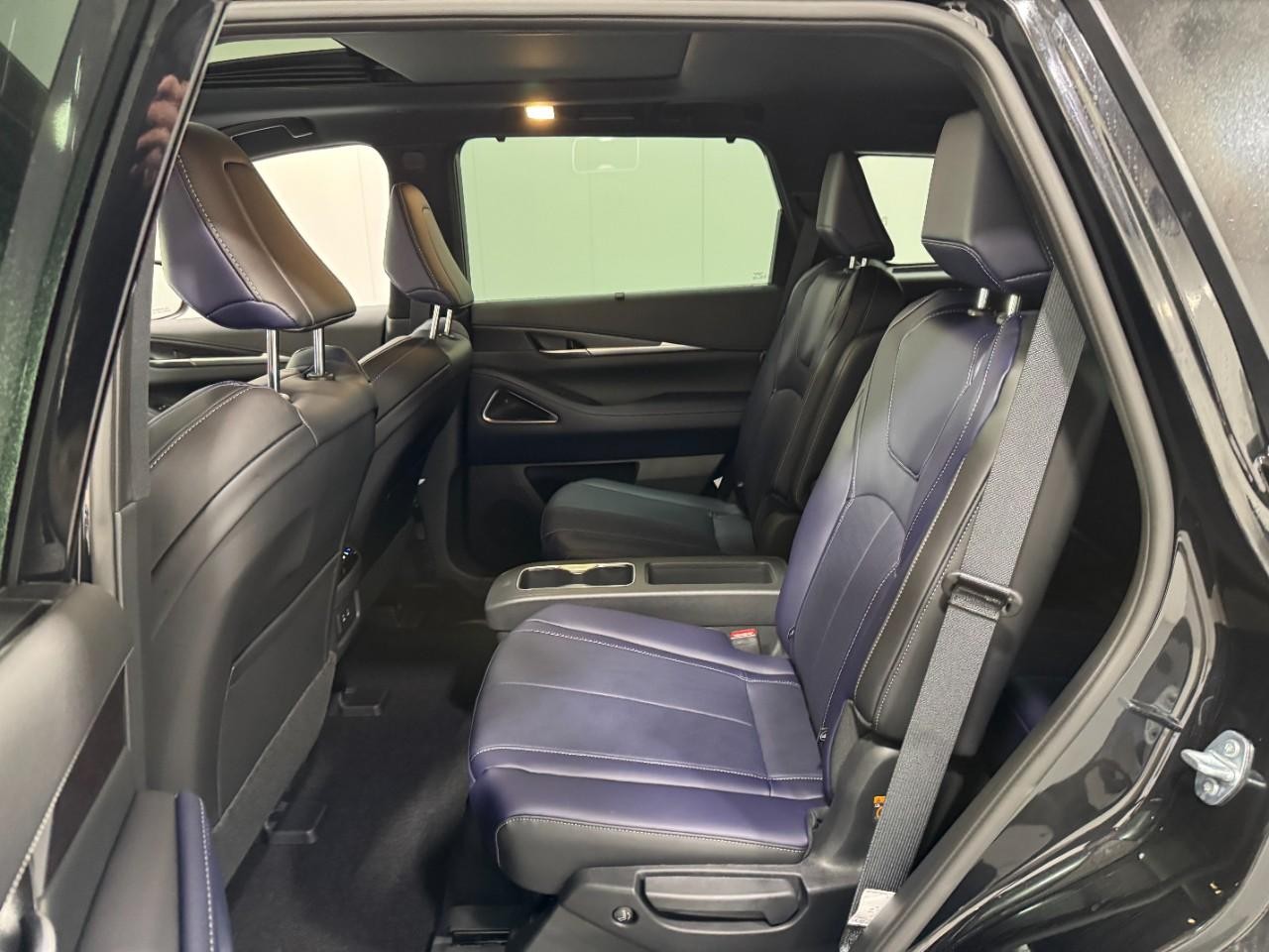 INFINITI QX60 Vehicle Full-screen Gallery Image 9
