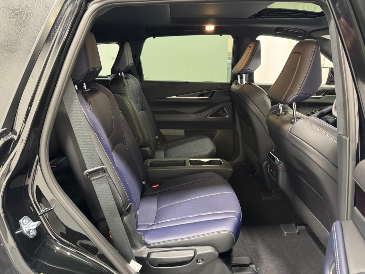 INFINITI QX60 Vehicle Full-screen Gallery Image 12