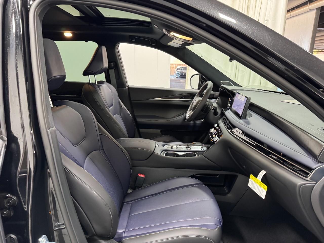 INFINITI QX60 Vehicle Full-screen Gallery Image 21