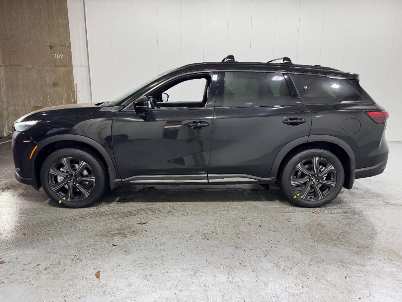 INFINITI QX60 Vehicle Full-screen Gallery Image 2