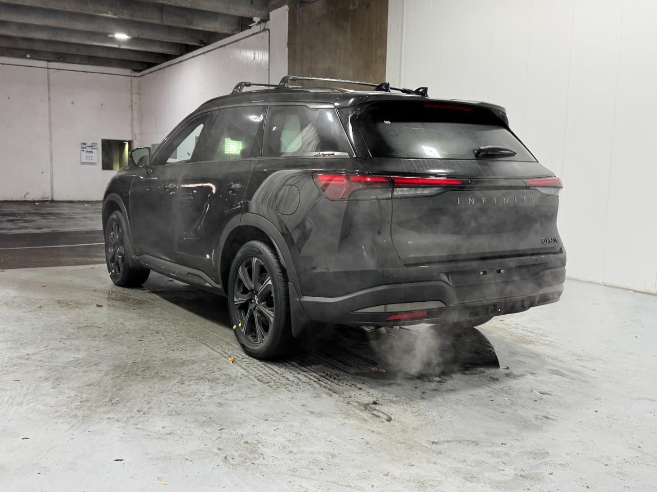 INFINITI QX60 Vehicle Full-screen Gallery Image 3