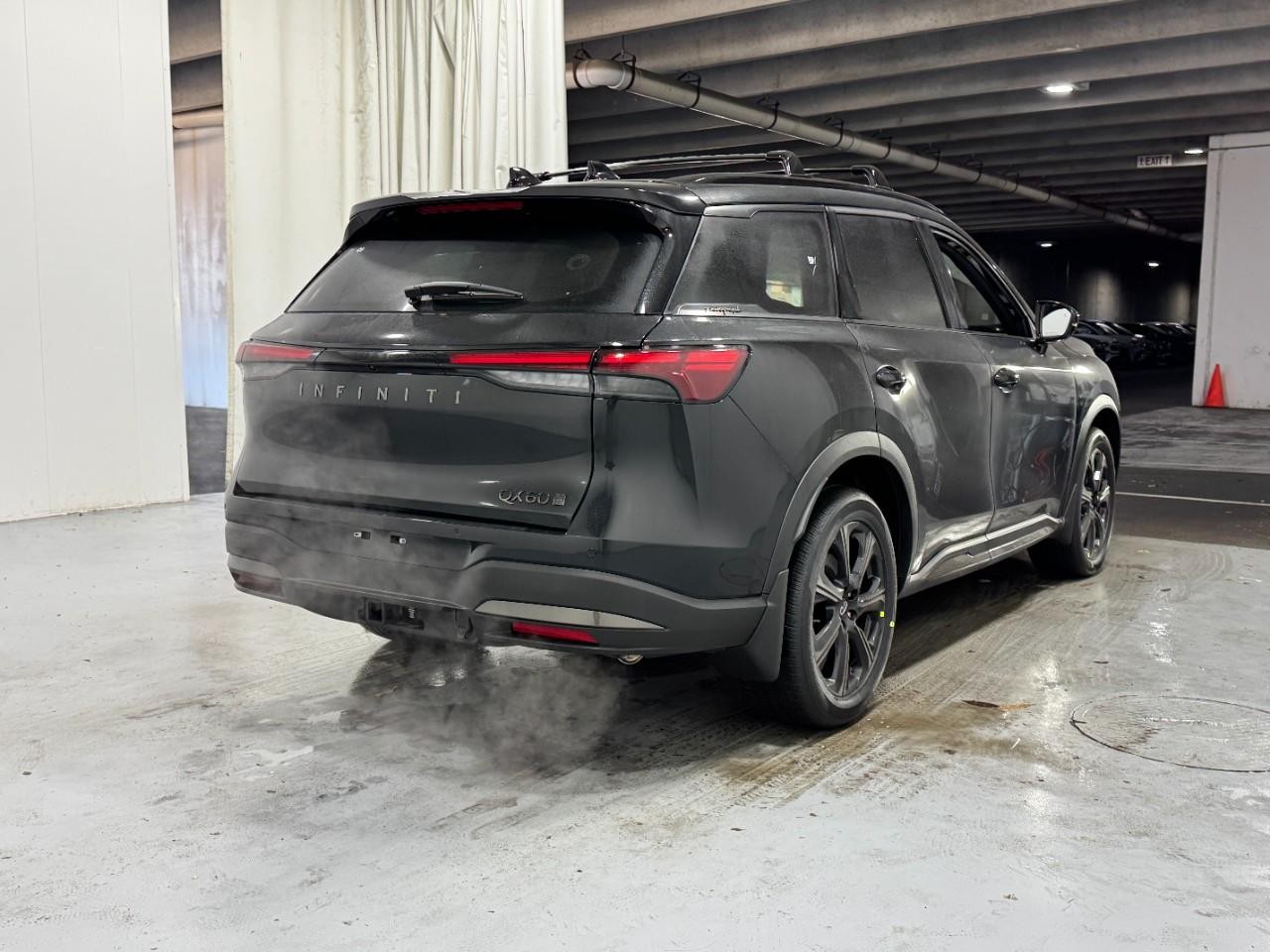 INFINITI QX60 Vehicle Full-screen Gallery Image 4