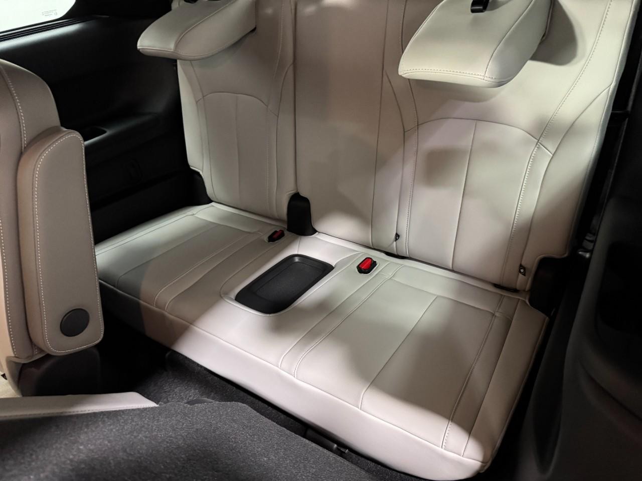 INFINITI QX60 Vehicle Full-screen Gallery Image 8