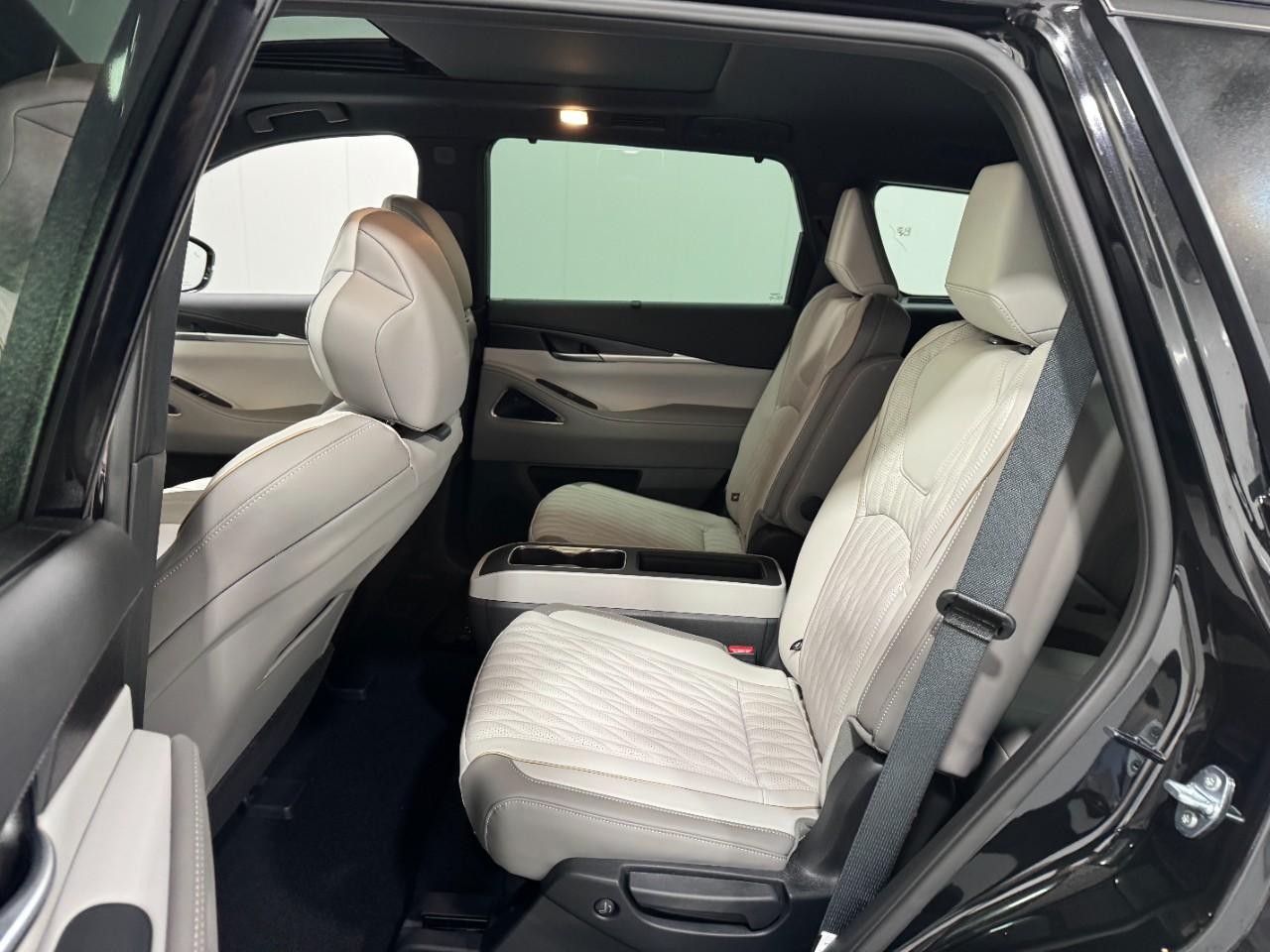 INFINITI QX60 Vehicle Full-screen Gallery Image 9