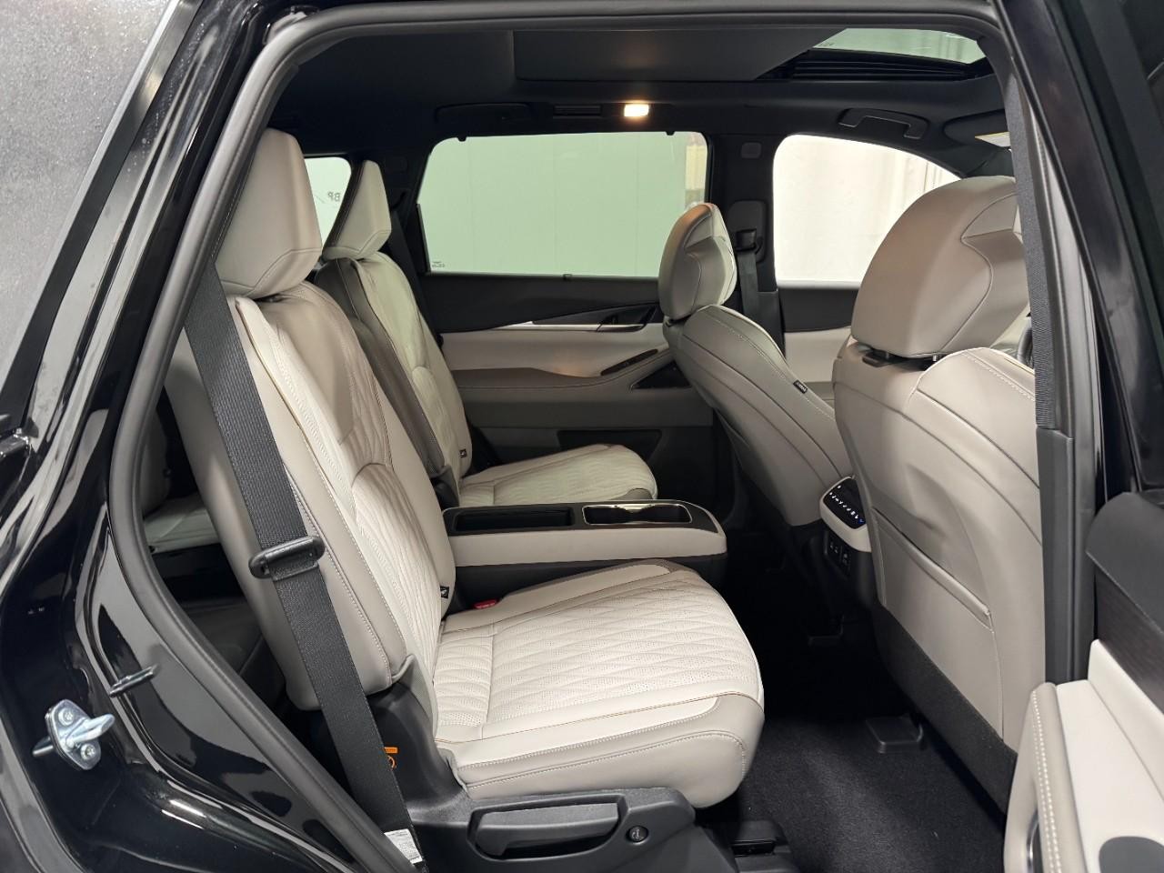 INFINITI QX60 Vehicle Full-screen Gallery Image 12