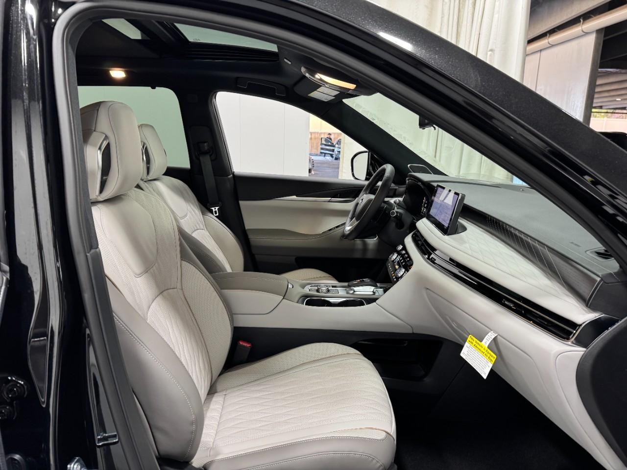 INFINITI QX60 Vehicle Full-screen Gallery Image 21