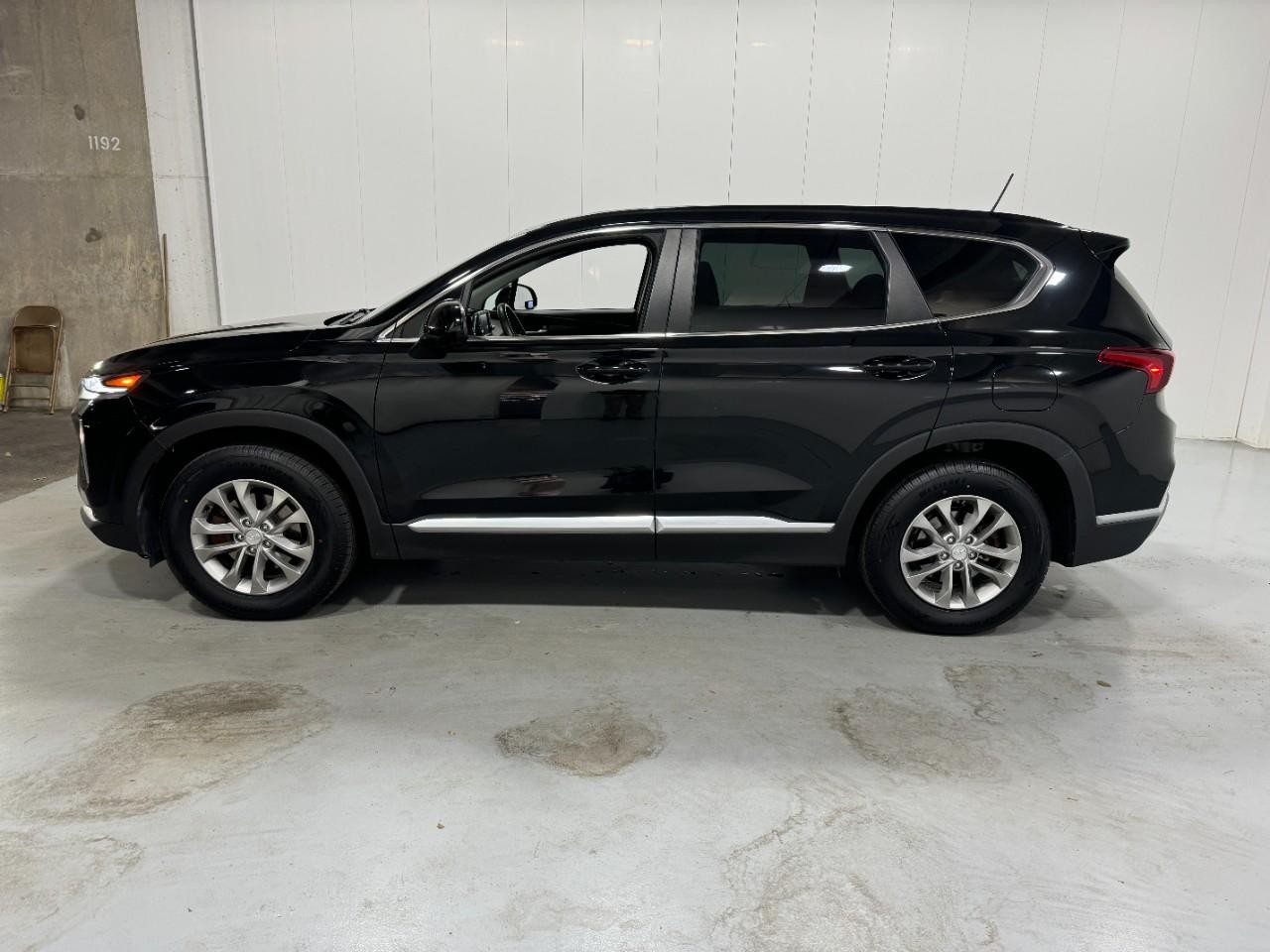 Hyundai Santa Fe Vehicle Full-screen Gallery Image 02