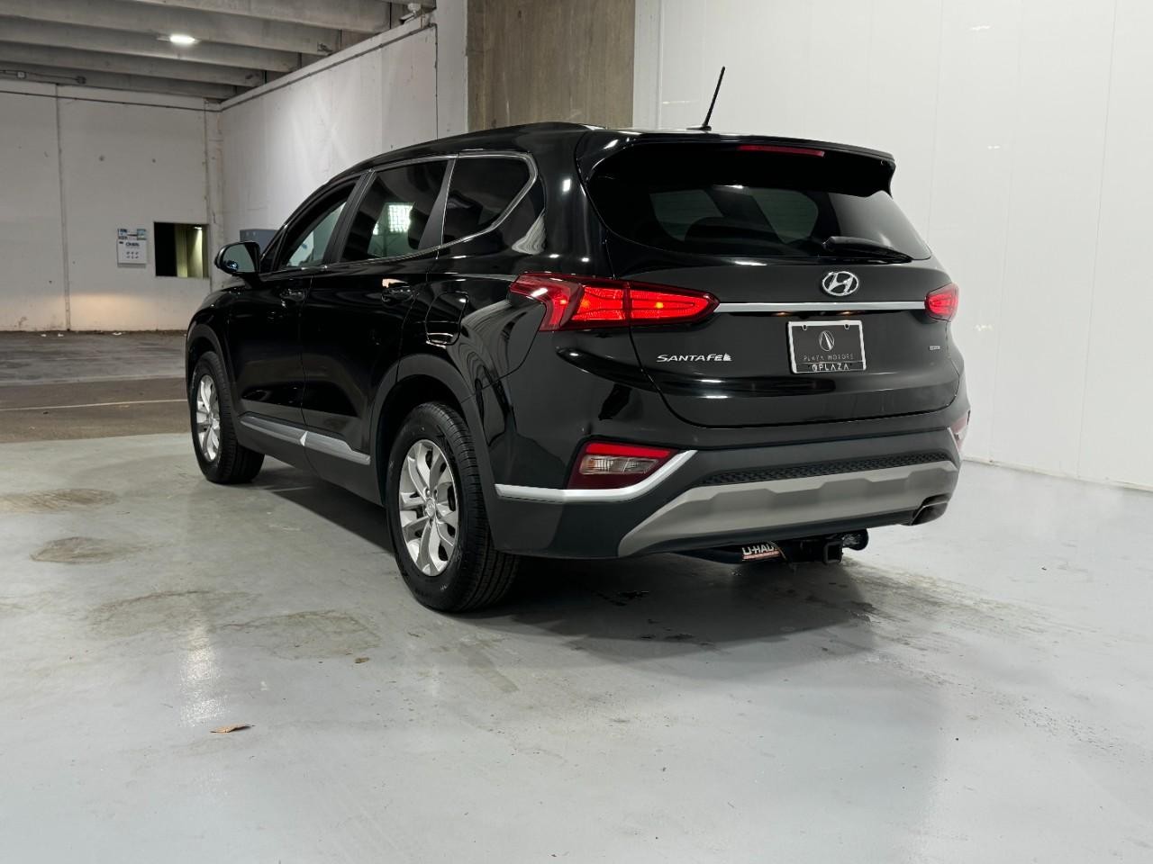 Hyundai Santa Fe Vehicle Full-screen Gallery Image 03